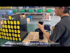 Aplicar cola à prova d'água na posição de vedação da bateria de lítio